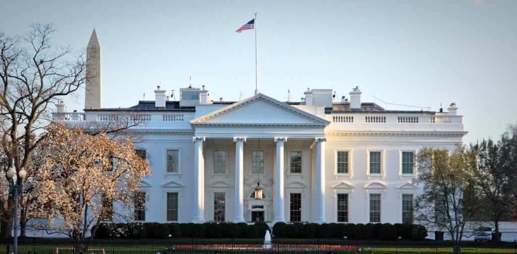 the white house in washington dc, washington, washington dc, washington dc travel, dc travel, dc blog, washington dc blog, dc travel blog, washington dc travel blog, what to see in dc, things to see in dc, dc travel photography, washington dc travel photography, memorials and monuments, washington dc monuments, dc monuments, the white house, white house, president, presidential residence,